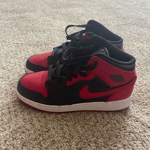 Air Jordan Retro 1 Mid “Banned”